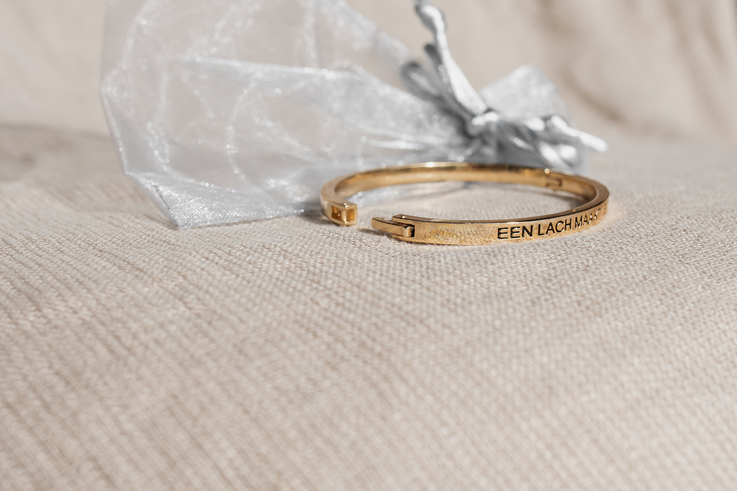 Armbandje 'Een lach maakt je dag'